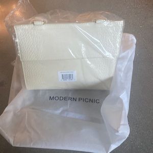 Modern picnic NWT ivory croc luncher